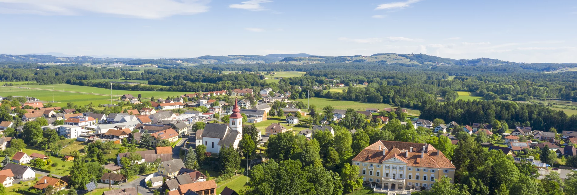 Blick von oben auf Gemeinde und Schloss Halbenrain | © Tourismusverband Thermen- & Vulkanland | pixelmaker.at