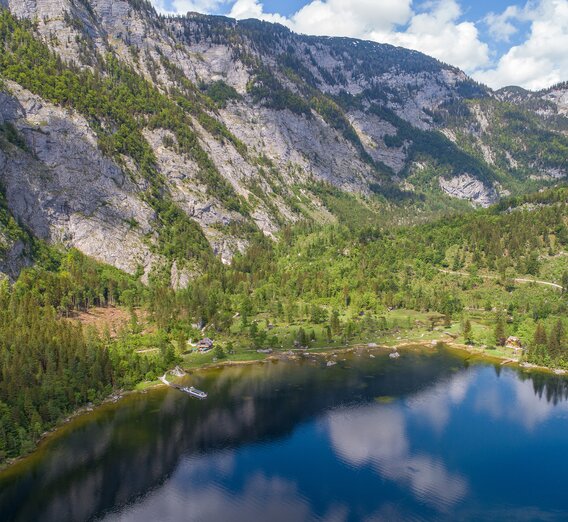 Altausseer See, Alt Aussee, Bad Aussee, Badesee, Salzkammergut, Spiegelung Berge James Bond Hütte | © ViennaPress / Andreas TISCHLER | ViennaPress / Andreas TISCHLER