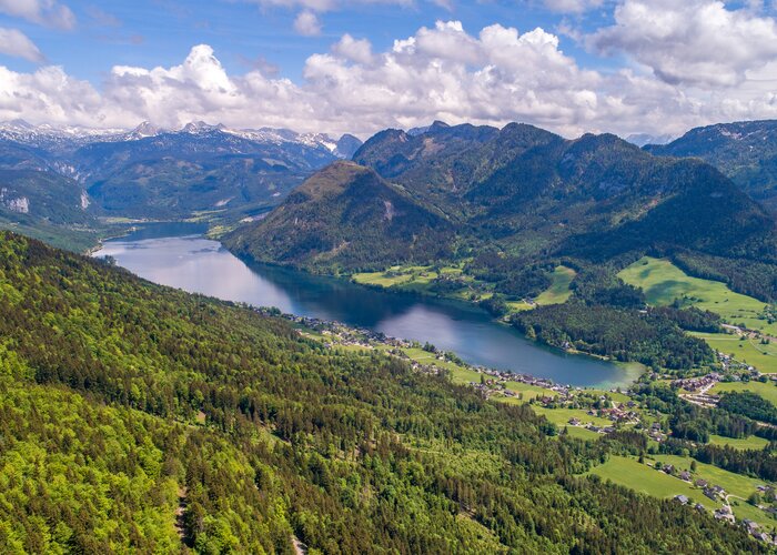 Grundlsee von oben im Sommer – Naturidylle im Ausseerland Salzkammergut | ViennaPress / Andreas TISCHLER | © TVB Ausseerland