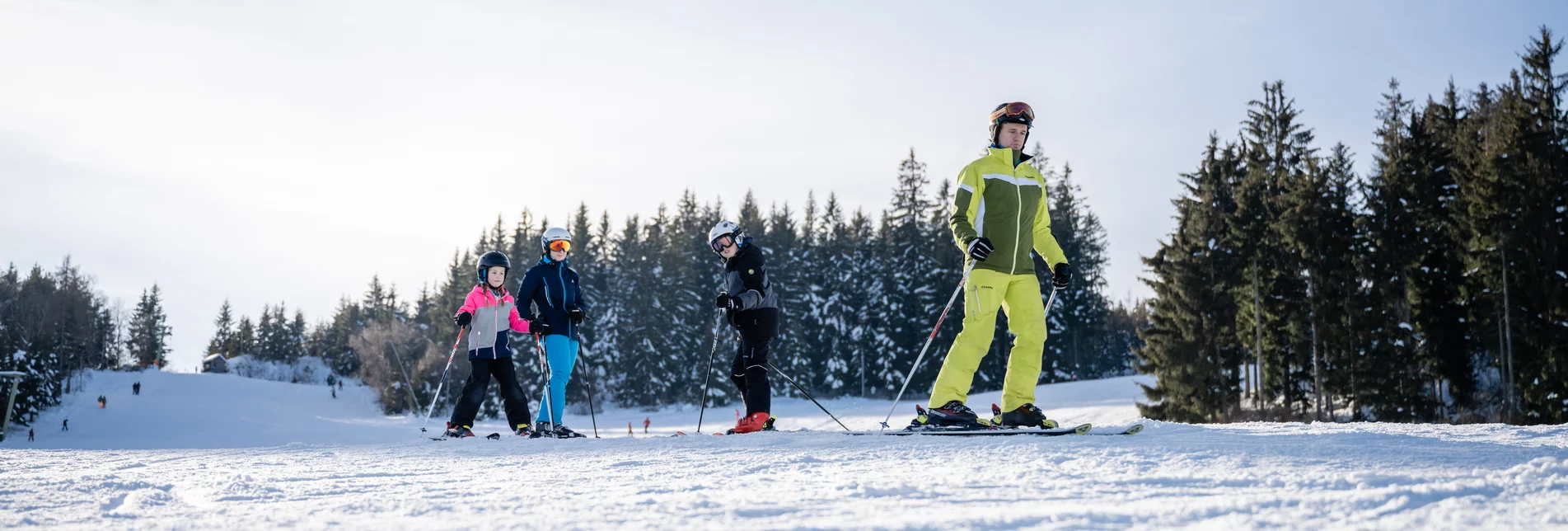 Vier Skifahrer im verschneiten Joglland Vier Skifahrer im verschneiten Joglland