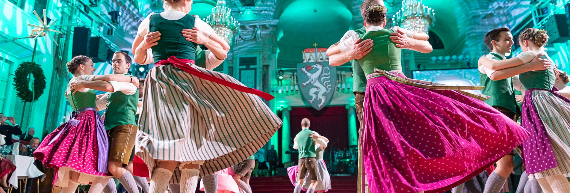 Tänzer in Tracht beim Steirerball 2020 Tänzer in Tracht beim Steirerball 2020