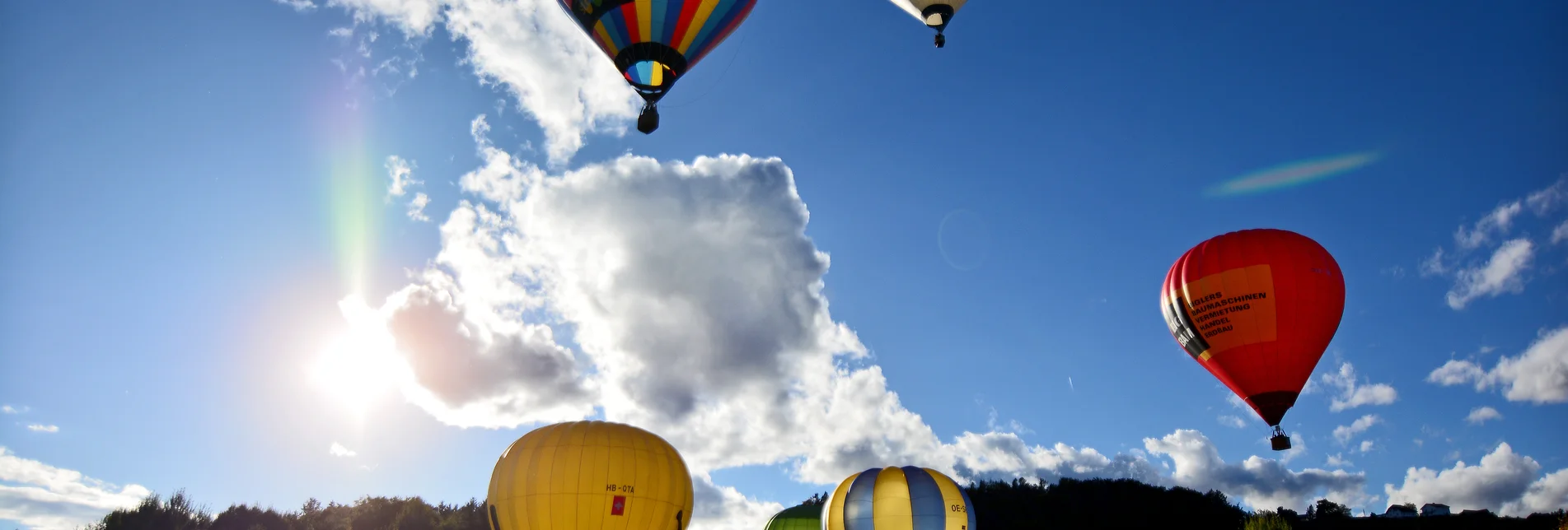 Heißluftballone beim Ballonstartplatz in Puch bei Weiz in der Oststeiermark Heißluftballone beim Ballonstartplatz in Puch bei Weiz in der Oststeiermark