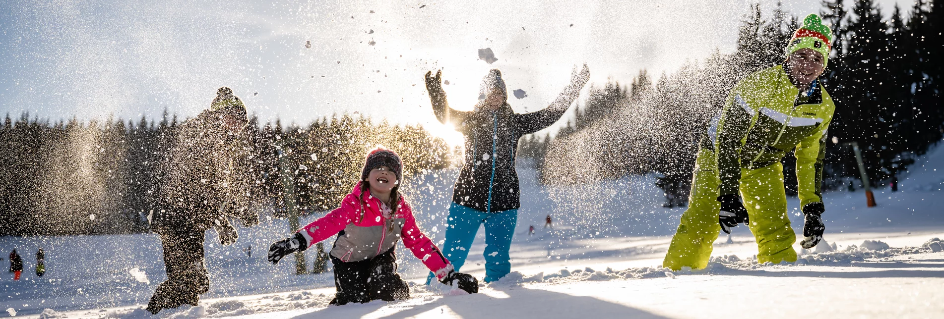 Familie bei herrlichen Winterbedingungen in der Oststeiermark