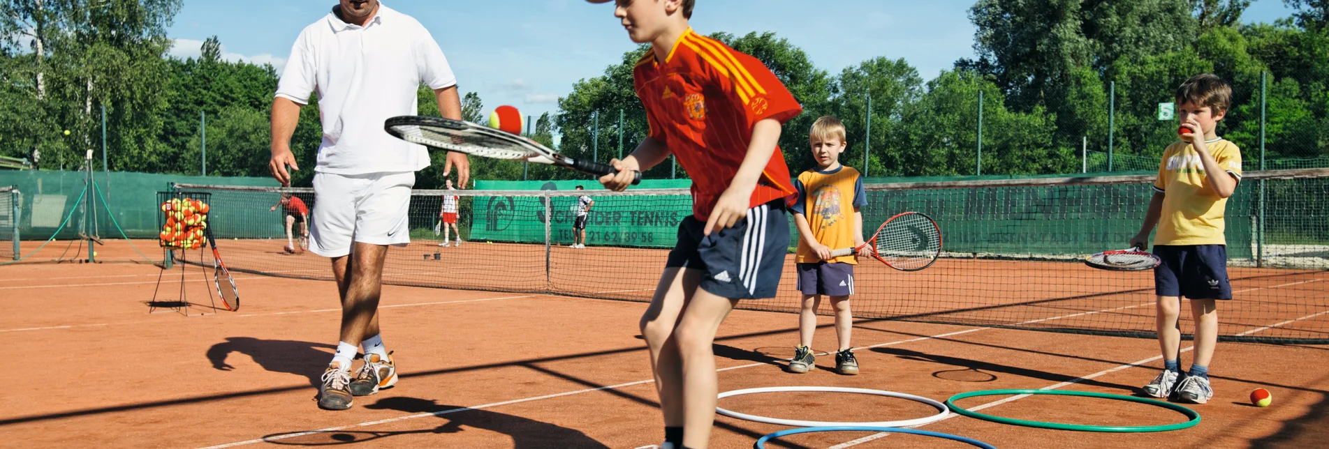 Children playfully practice on the tennis court | © Oststeiermark Tourismus | Bernhard Bergmann