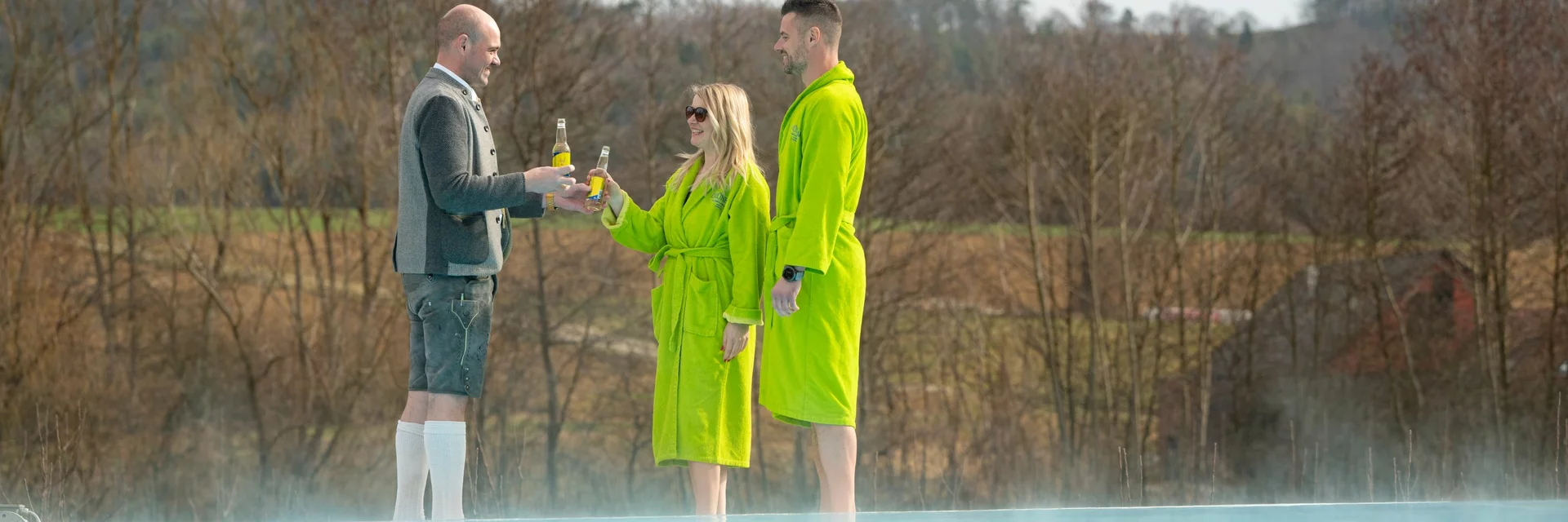 Erfrischende Getränke am Außenpool des Wellnesshotels Grüne Au in der Oststeiermark | © TV Oststeiermark | Rene Strasser