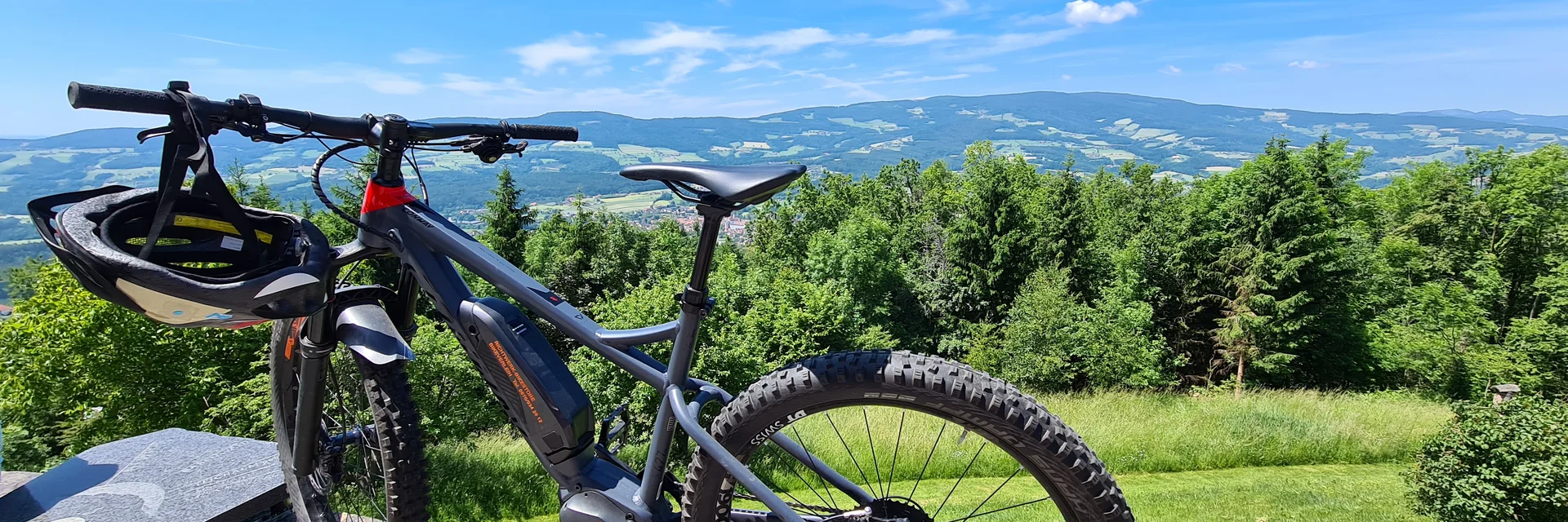 E-Bike fahren im Pöllauer Tal | © Oststeiermark Tourismus | Christine Schwetz E-Bike fahren im Pöllauer Tal | © Oststeiermark Tourismus | Christine Schwetz