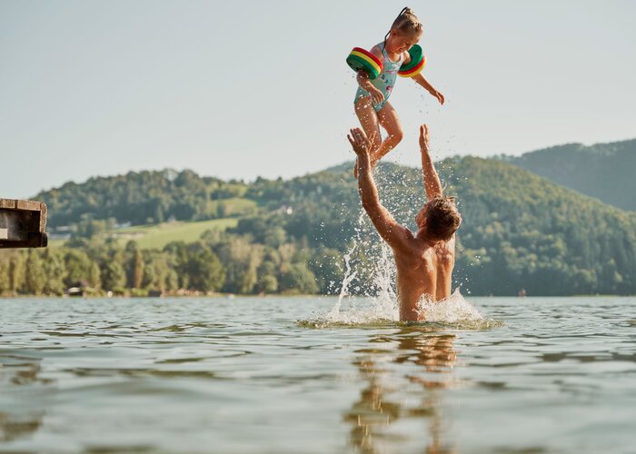 Familie spielt im Wasser des Stubenbergsees in der Oststeiermark | ©  Oststeiermark Tourismus | Markus Lang-Bichl