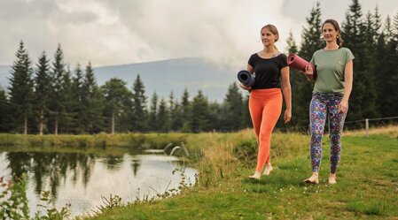 Yoga am Teich auf der Glatzl Trahütten Alm in St. Lorenzen in der Oststeiermark | ©  Oststeiermark Tourismus | Markus Lang-Bichl