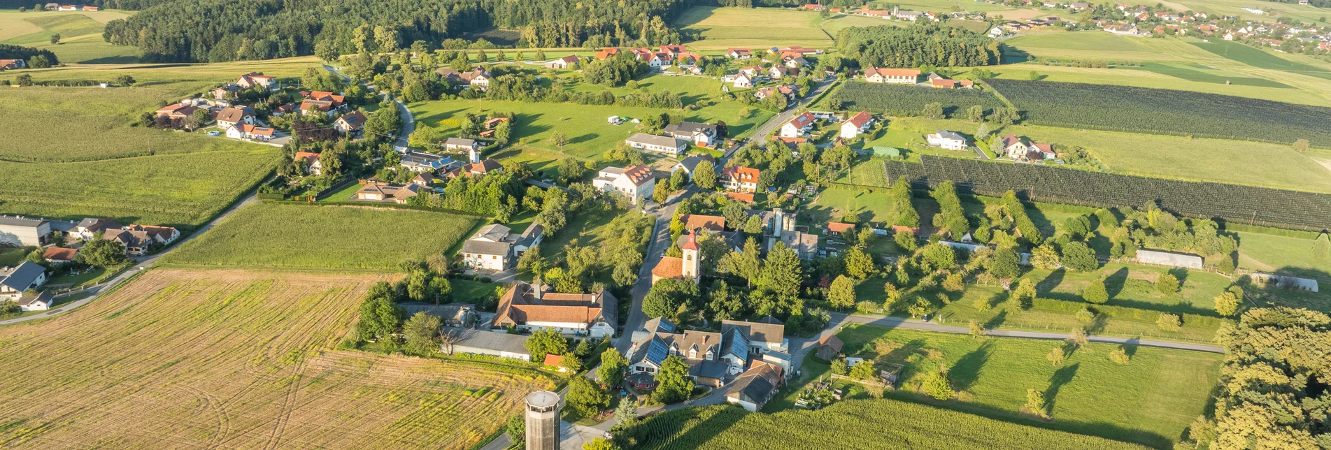 Auffen mit Bewegungsturm im Apfelland in der Oststeiermark