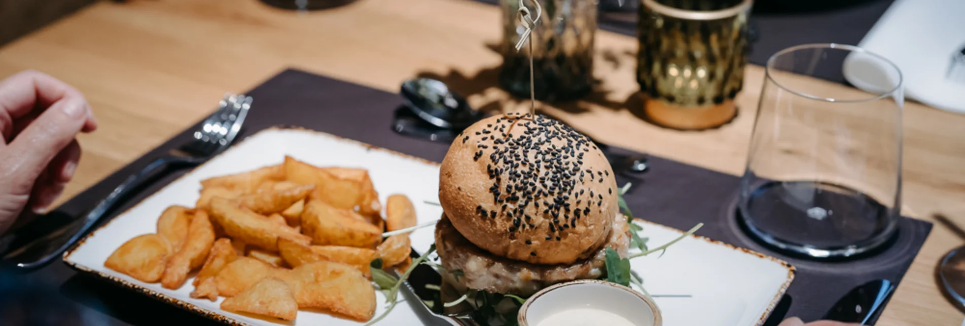 Burger with fries from Der Schrenk in the Almenland Nature Park in Eastern Styria | © Der Schrenk | Innotum
