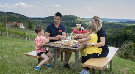 Picknicken im Weingarten in der Oststeiermark | © TV Oststeiermark | Rene Strasser | © Oststeiermark Tourismus, Rene Strasser