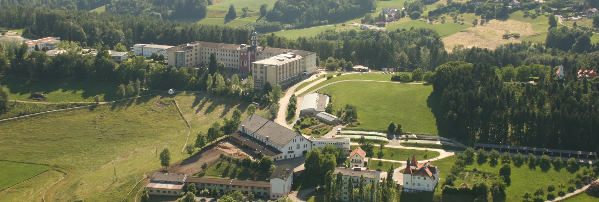 Blick über Kainbach bei Graz und Umgebung mit dem Schloss Kainbach und Lebenswelten der Barmherzigen Brüder