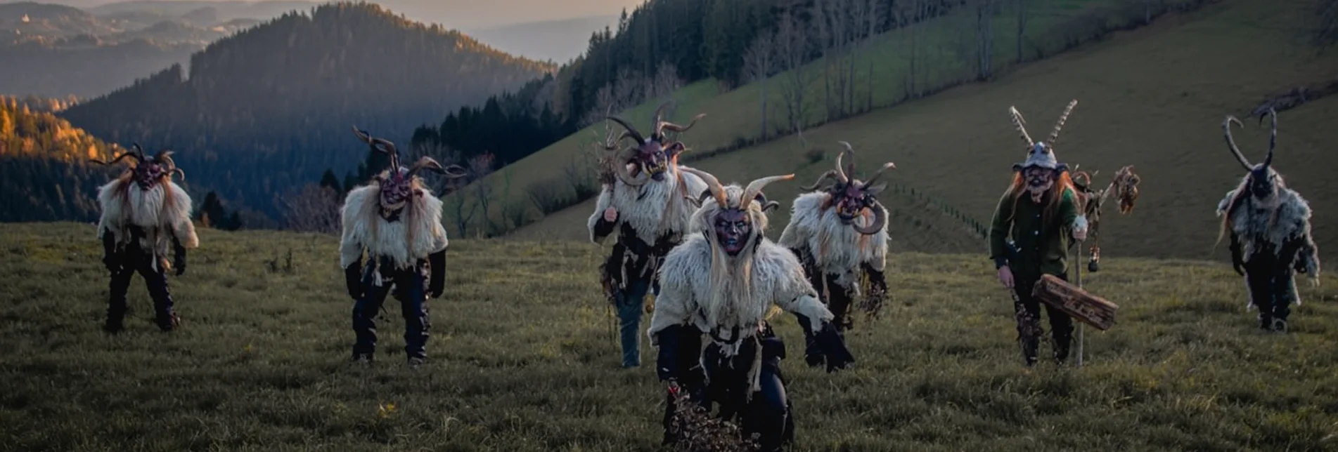 Wilde Geister der Gleinalm – Perchtenzug im Abendlicht | © Übelbacher Gleinalmpass | Übelbacher Gleinalmpass