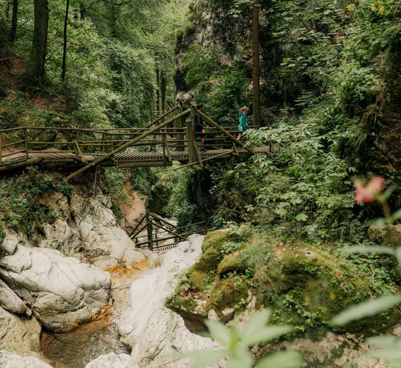 Wooden bridge in the Kesselfallklamm near Semriach | © Graz Region | studio draussen