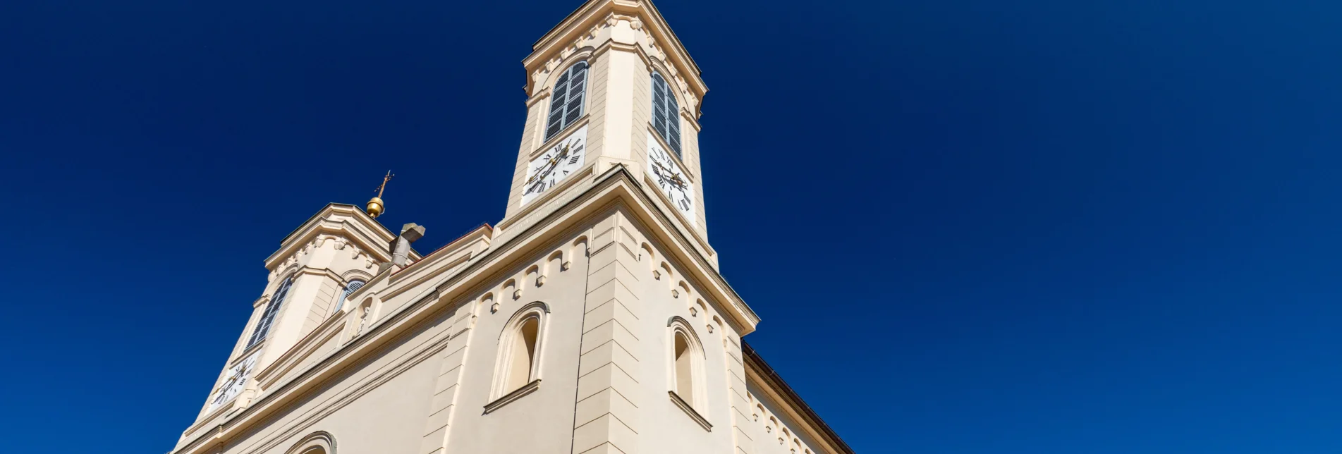 Pfarrkirche in Eggersdorf bei Graz mit Römersteinen bei blauem Himmel 