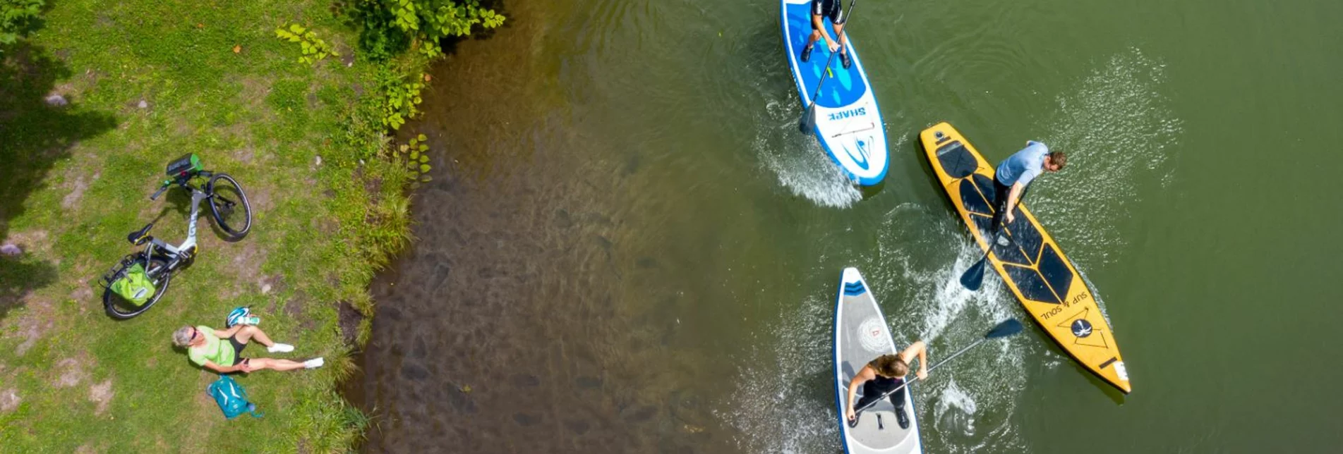 Cyclist meets stand-up paddler | © Steiermark Tourismus | pixelmaker.at