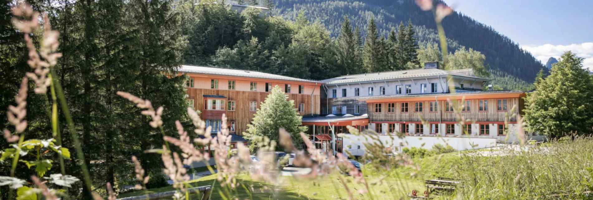 Ansicht des Hotels im Sommer, unterhalb der Sigmundsberg-Kapelle gelegen