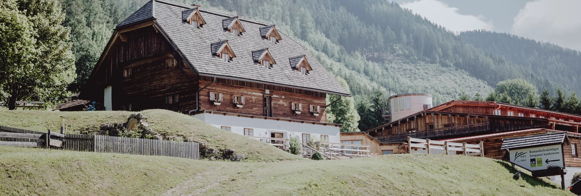 Ein altes Holzhaus in grüner Landschaft