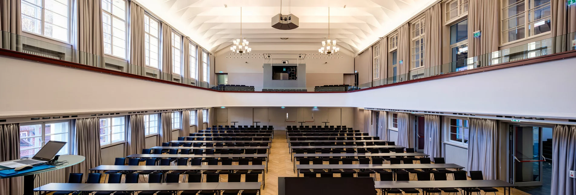 Ansicht des großen Stadtsaales in Bruck an der Mur it Sesselreihen