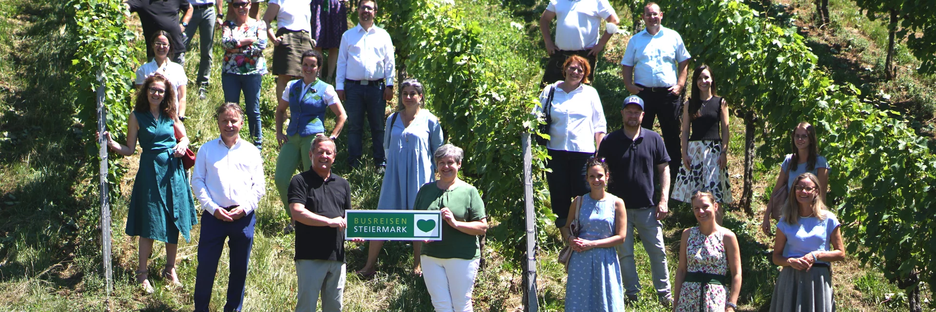 Gruppenfoto im Weingarten | © Busreisen Steiermark | Gabriele Grandl | © Busreisen Steiermark Gruppenfoto im Weingarten | © Busreisen Steiermark | Gabriele Grandl | © Busreisen Steiermark