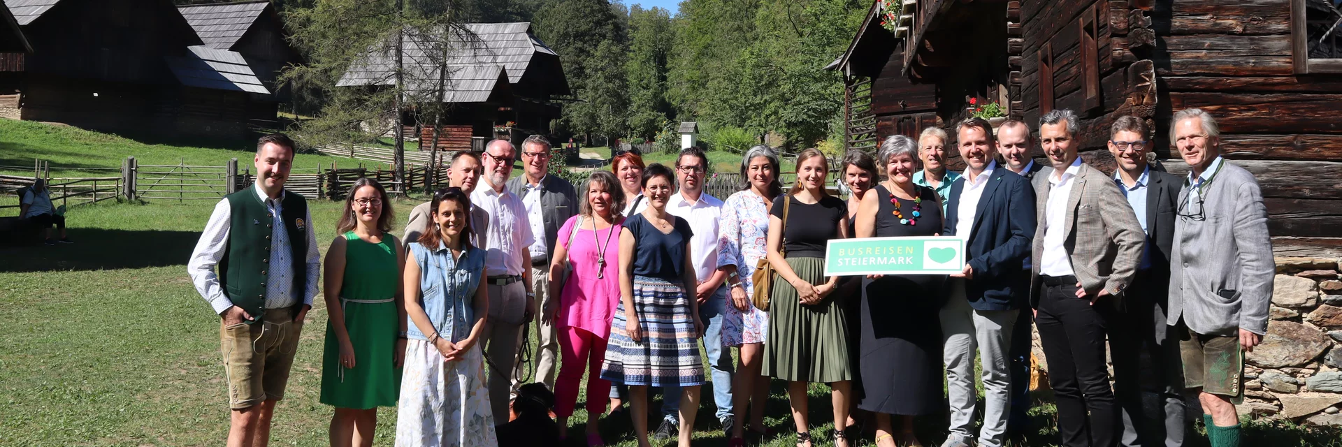 Gruppenfoto im Freilichtmuseum Stübing | © Busreisen Steiermark | Belinda Schagerl-Poandl | © Busreisen Steiermark