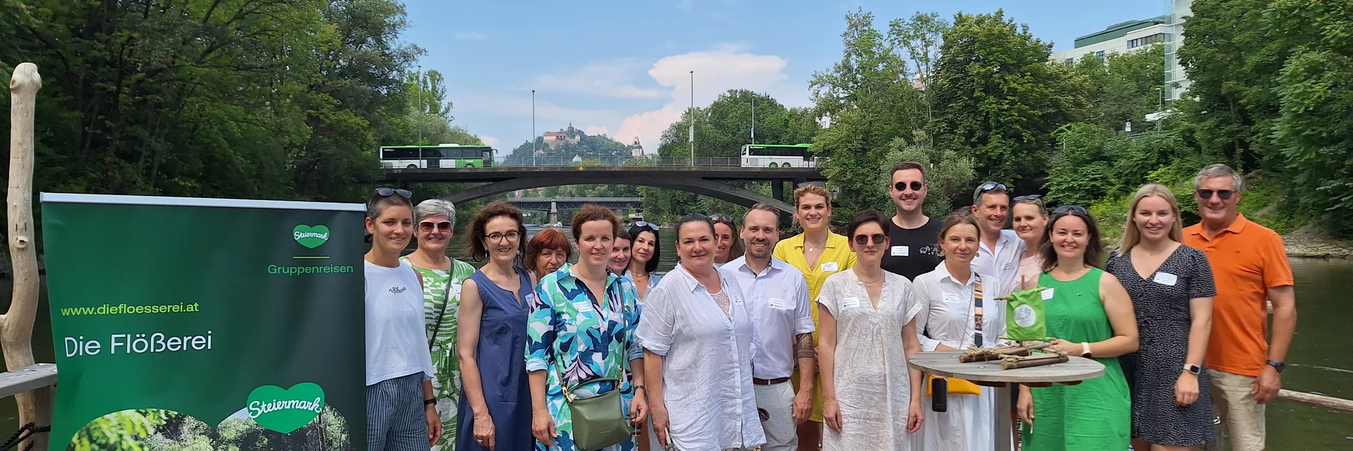 Gruppenfoto am Floß | © Gruppenreisen Steiermark | © Gruppenreisen Steiermark