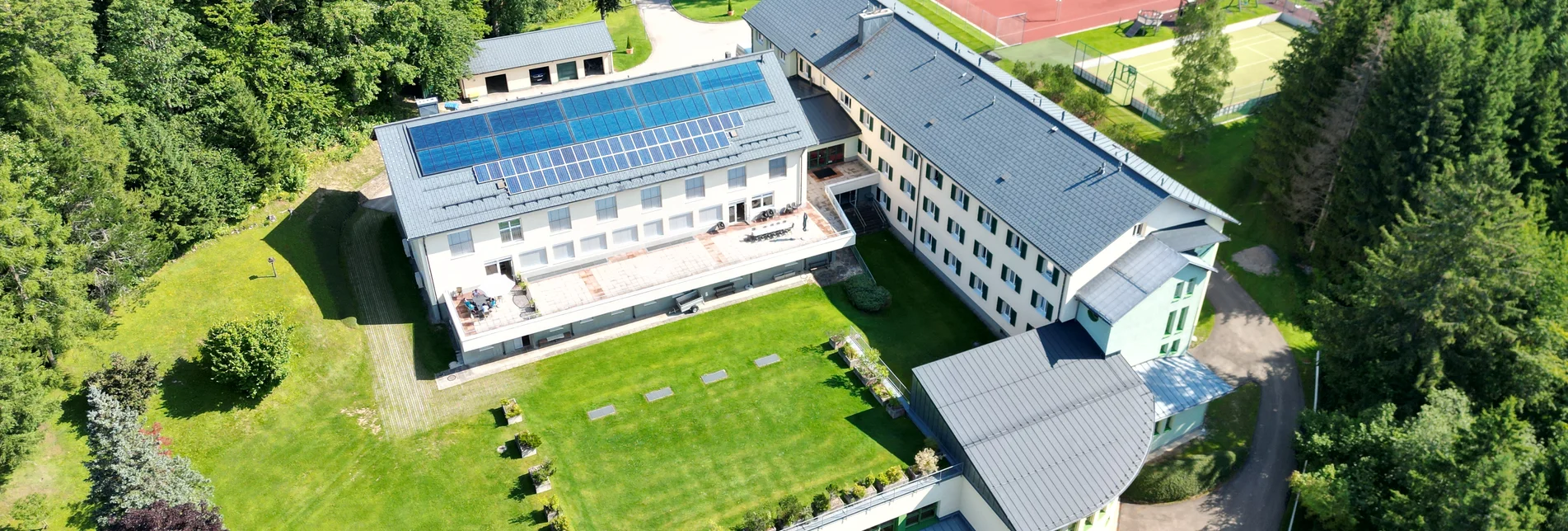 Luftaufnahme vom Bundesschullandheim Mariazell und den Sportanlagen