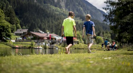 "Tom Sawyer und Huckleberry Finn" auf Urlaub bei der Waldhäuslalm | © STG | Tom Lamm