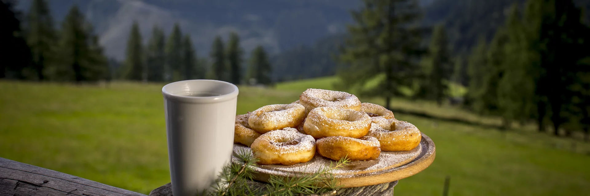Bauernkrapfen mit Buttermilch, Walcheralm, Ramsau am Dachstein | © STG | Tom Lamm Bauernkrapfen mit Buttermilch, Walcheralm, Ramsau am Dachstein | © STG | Tom Lamm