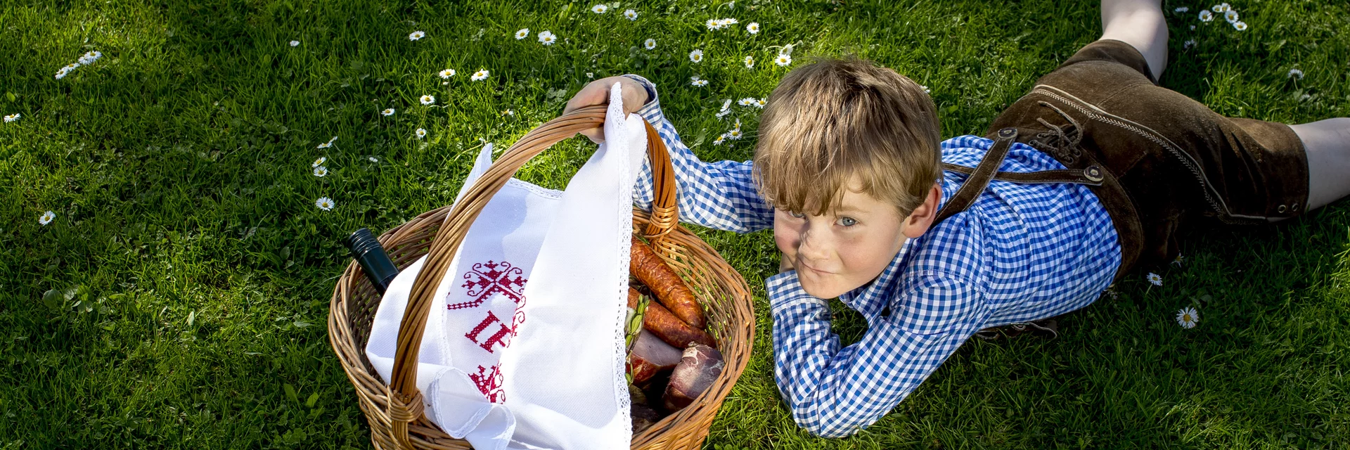 der Weihkorb zu Ostern: mit Osterbrot/Pinze, Geselchtem, Würstel, Ostereiern, Kren (Meerrettich), Salz, Wein, Palmbuschen,... | © STG | Tom Lamm der Weihkorb zu Ostern: mit Osterbrot/Pinze, Geselchtem, Würstel, Ostereiern, Kren (Meerrettich), Salz, Wein, Palmbuschen,... | © STG | Tom Lamm