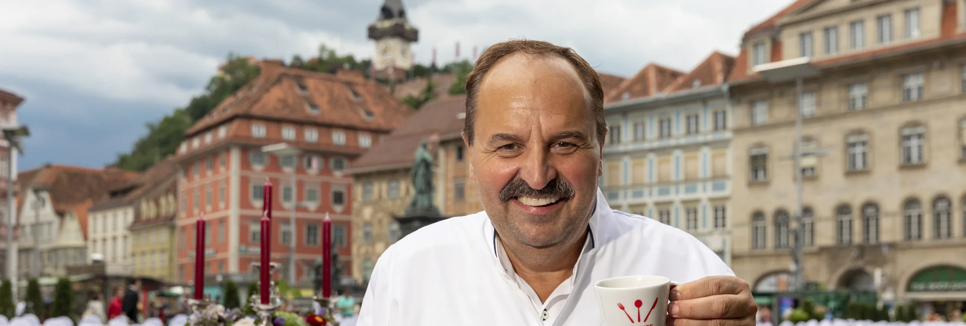 Johann Lafer, kulinarischer Botschafter der Steiermark, bei der Langen Tafel in Graz | © STG | Harry Schiffer