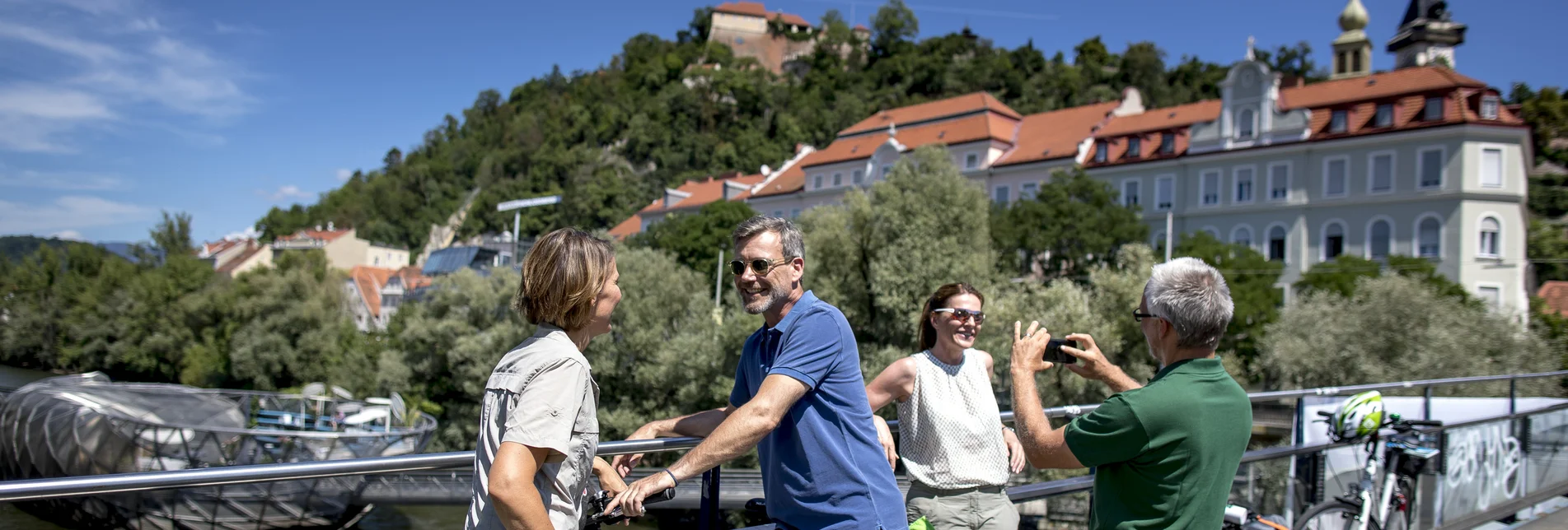 Cycling holidaymakers during a stopover in Graz | © Steiermark Tourismus | Tom Lamm