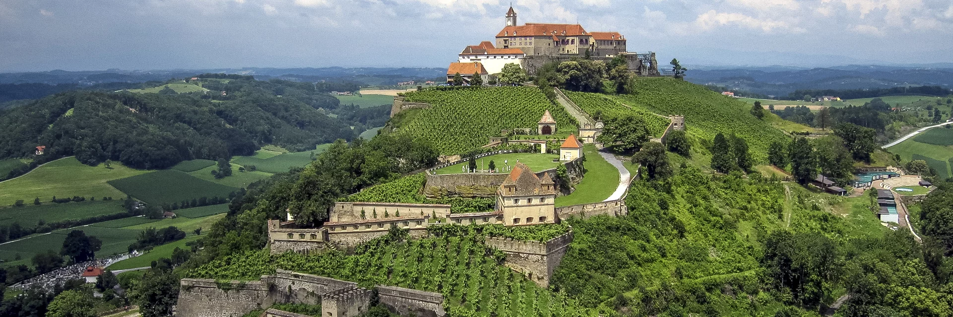 Die imposante Riegersburg auf dem Vulkanfelsen mit 3 Museen | © Thermen- & Vulkanland | Harald Eisenberger Die imposante Riegersburg auf dem Vulkanfelsen mit 3 Museen | © Thermen- & Vulkanland | Harald Eisenberger