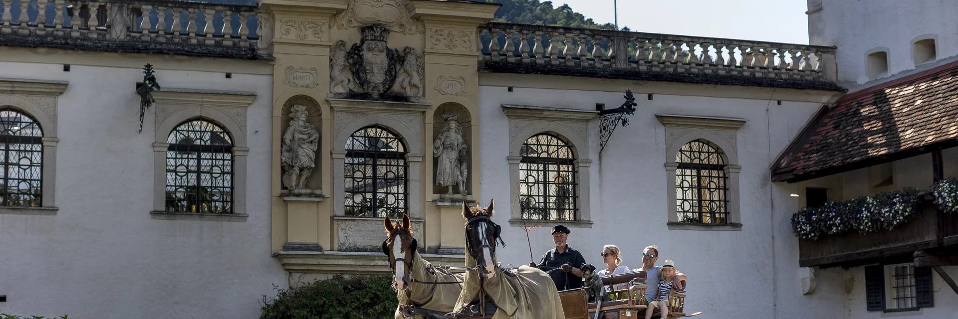 Der Schlosskutscher vor dem Schloss Herberstein, Oststeiermark | © Steiermark Tourismus / ikarus.cc | Steirische Tourismus GmbH Der Schlosskutscher vor dem Schloss Herberstein, Oststeiermark | © Steiermark Tourismus / ikarus.cc | Steirische Tourismus GmbH