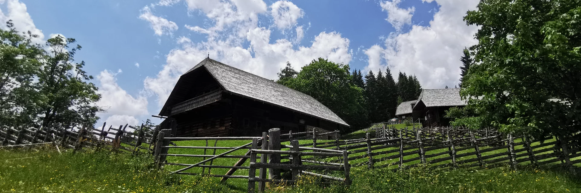 Rosegger Geburtshaus und saftige Wiesen | © Steiermark Tourismus | Lena Maikisch | © Steiermark Tourismus Rosegger Geburtshaus und saftige Wiesen | © Steiermark Tourismus | Lena Maikisch | © Steiermark Tourismus