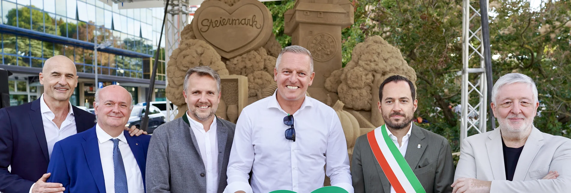 Sechs Personen Sandskulptur von links: Massimo Ambrosin (Kommunalpolitiker), Pierfrancesco Contarini (Präs. Hoteliersvereinigung AJA Jesolo), Michael Feiertag (GF STG), Landeshauptmann Mario Kunasek, Christofer De Zotti (Bürgermeister Jesolo), Angelo Faloppa (Hoteliersvereinigung) vor der Steiermark-Sandskulptur Sechs Personen Sandskulptur von links: Massimo Ambrosin (Kommunalpolitiker), Pierfrancesco Contarini (Präs. Hoteliersvereinigung AJA Jesolo), Michael Feiertag (GF STG), Landeshauptmann Mario Kunasek, Christofer De Zotti (Bürgermeister Jesolo), Angelo Faloppa (Hoteliersvereinigung) vor der Steiermark-Sandskulptur