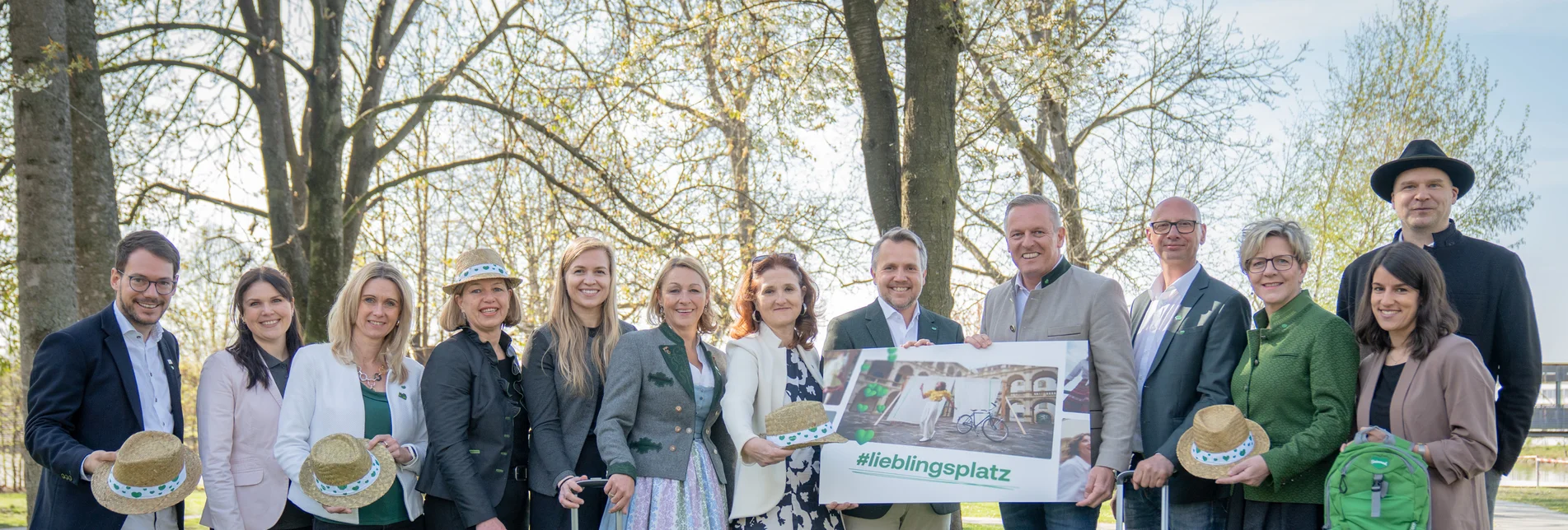 von links: Lukas Bencsics (GF Erlebnisregion Murau), Magdalena Mandl (Marketing, Erlebnisregion Erzberg Leoben), Claudia Bachler (Presse, Erlebnisregion Murtal), Ute Gurdet (GF Erlebnisregion Hochsteiermark), Lisa Moosbrugger (Marketing, Erlebnisregion Schladming-Dachstein), und Pamela Binder (GF Ausseerland Salzkammergut), Susanne Haubenhofer (GF, Erlebnisregion Graz), STG-Geschäftsführer Michael Feiertag), Landeshauptmann Mario Kunasek, Christian Contola (GF Erlebnisregion Thermen- & Vulkanland), Evelyn Schweinzger (GF Erlebnisregion Südsteiermark), Karoline Wöhri (Marketing Erlebnisregion Gesäuse), Stefan Schindler (GF Erlebnisregion Oststeiermark) von links: Lukas Bencsics (GF Erlebnisregion Murau), Magdalena Mandl (Marketing, Erlebnisregion Erzberg Leoben), Claudia Bachler (Presse, Erlebnisregion Murtal), Ute Gurdet (GF Erlebnisregion Hochsteiermark), Lisa Moosbrugger (Marketing, Erlebnisregion Schladming-Dachstein), und Pamela Binder (GF Ausseerland Salzkammergut), Susanne Haubenhofer (GF, Erlebnisregion Graz), STG-Geschäftsführer Michael Feiertag), Landeshauptmann Mario Kunasek, Christian Contola (GF Erlebnisregion Thermen- & Vulkanland), Evelyn Schweinzger (GF Erlebnisregion Südsteiermark), Karoline Wöhri (Marketing Erlebnisregion Gesäuse), Stefan Schindler (GF Erlebnisregion Oststeiermark)