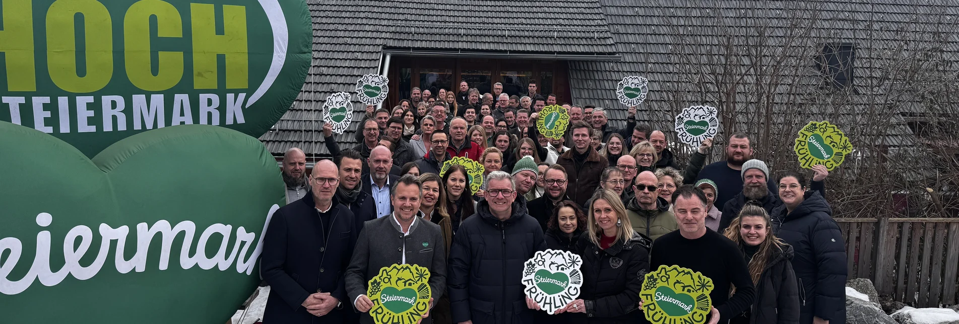 Bereit für den nächsten Steiermark-Frühling in Wien von Do., 27. bis So., 30. März 2025: Rund 80 Ausstellerinnen und Gastgeber rund um STG-GF Michael Feiertag in der Jausnerei in Mürzhofen in der Hochsteiermark bei der letzten gemeinsamen Programmbesprechung. Bereit für den nächsten Steiermark-Frühling in Wien von Do., 27. bis So., 30. März 2025: Rund 80 Ausstellerinnen und Gastgeber rund um STG-GF Michael Feiertag in der Jausnerei in Mürzhofen in der Hochsteiermark bei der letzten gemeinsamen Programmbesprechung.