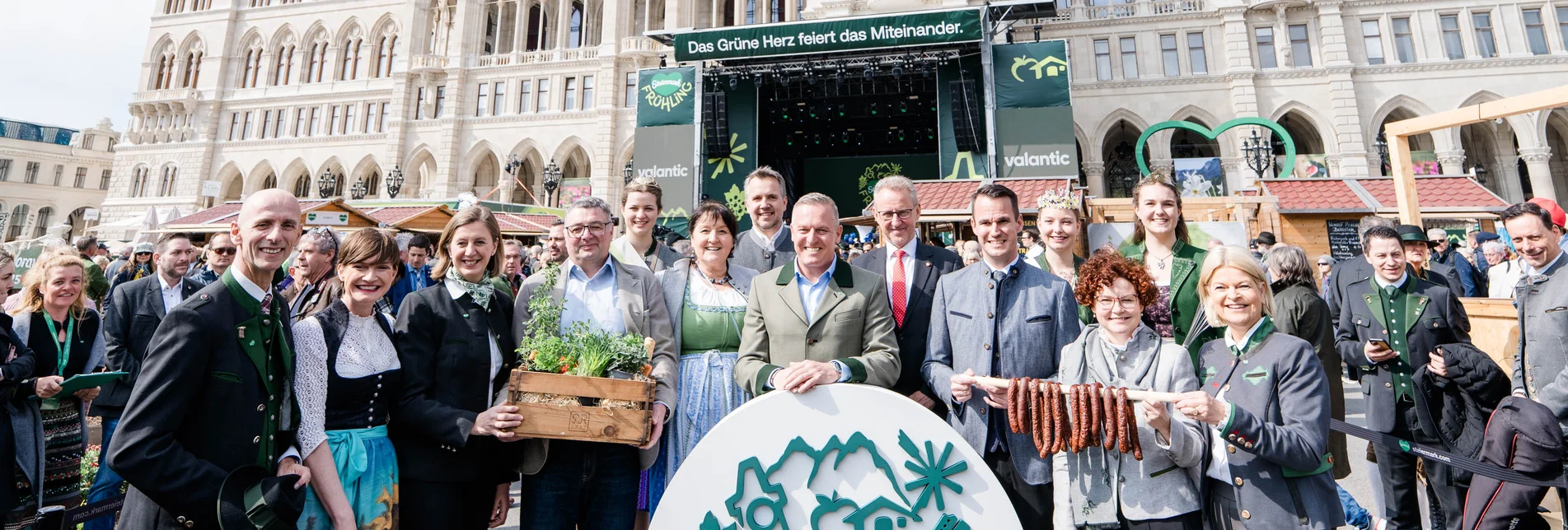 Große Gruppe von links: Landesrat Willibald Ehrenhöfer, Astrid Steharnig-Staudinger (GF Österreich Werbung), Staatssekretärin Barbara Eibinger-Miedl, Staatssekretär Jörg Leichtfried, Dachsteinhoheit, Manuela Khom (Landeshauptmann-Stvin.), Michael Feiertag (GF Steiermark Tourismus und Standortmarketing GmbH), Landeshauptmann Mario Kunasek, Landtagspräsident Wien Ernst Woller, Landesrat Stefan Hermann, Narzissenhoheit, Staatssekretärin Elisabeth Zehetner, Weinhoheit, Verteidigungsministerin Klaudia Tanner. | © STG | Michaela Lorber Große Gruppe von links: Landesrat Willibald Ehrenhöfer, Astrid Steharnig-Staudinger (GF Österreich Werbung), Staatssekretärin Barbara Eibinger-Miedl, Staatssekretär Jörg Leichtfried, Dachsteinhoheit, Manuela Khom (Landeshauptmann-Stvin.), Michael Feiertag (GF Steiermark Tourismus und Standortmarketing GmbH), Landeshauptmann Mario Kunasek, Landtagspräsident Wien Ernst Woller, Landesrat Stefan Hermann, Narzissenhoheit, Staatssekretärin Elisabeth Zehetner, Weinhoheit, Verteidigungsministerin Klaudia Tanner. | © STG | Michaela Lorber