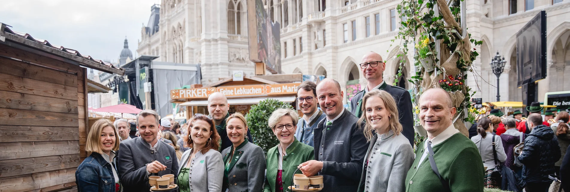 Die steirischen Erlebnisregionen beim Steiermark-Frühling, von links: Ute Gurdet (GF Hochsteiermark), Michael Feiertag (GF STG), Susanne Haubenhofer (GF Region Graz), Stefan Schindler (GF Oststeiermark), Pamela Binder (GF Ausseerland Salzkammergut), Evelyn Schweinzger (GF Südsteiermark), Lukas Bencsics (GF Murau), Mathias Schattleitner (GF Schladming-Dachstein), Christian Contola (GF Thermen- und Vulkanland), Isabella Painhapp (GF Murtal), Andreas Jandrischits (GF Erzberg Leoben) | © STG | Michaela Lorber Die steirischen Erlebnisregionen beim Steiermark-Frühling, von links: Ute Gurdet (GF Hochsteiermark), Michael Feiertag (GF STG), Susanne Haubenhofer (GF Region Graz), Stefan Schindler (GF Oststeiermark), Pamela Binder (GF Ausseerland Salzkammergut), Evelyn Schweinzger (GF Südsteiermark), Lukas Bencsics (GF Murau), Mathias Schattleitner (GF Schladming-Dachstein), Christian Contola (GF Thermen- und Vulkanland), Isabella Painhapp (GF Murtal), Andreas Jandrischits (GF Erzberg Leoben) | © STG | Michaela Lorber