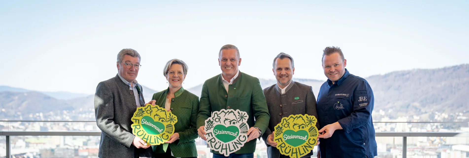 Gruppe von links: Josef Rieberer (GF Brauerei Murau), Evelyn Schweinzger (GF Erlebnisregion Südsteiermark), Landeshauptmann Mario Kunasek, Michael Feiertag (GF STG/Sterische Tourismus und Standortmarketing GmbH) und Sterne- und Haubenkoch Richard Rauch mit neuem Steiermark-Frühling-Logo für den großen Steiermark-Auftritt in Wien bei strahlendem Sonnenschein mit Ausblick über Graz. Gruppe von links: Josef Rieberer (GF Brauerei Murau), Evelyn Schweinzger (GF Erlebnisregion Südsteiermark), Landeshauptmann Mario Kunasek, Michael Feiertag (GF STG/Sterische Tourismus und Standortmarketing GmbH) und Sterne- und Haubenkoch Richard Rauch mit neuem Steiermark-Frühling-Logo für den großen Steiermark-Auftritt in Wien bei strahlendem Sonnenschein mit Ausblick über Graz.