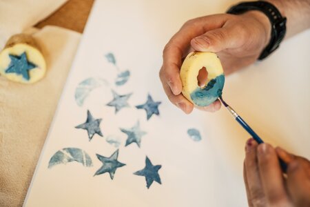 Kartoffeldruck blau_Design ab Hof_Oststeiermark | © Bernhard Bergmann