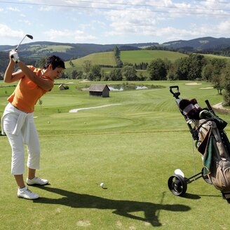 Golfplatz Almenland_Golferin_Oststeiermark | © Golfclub Almenland