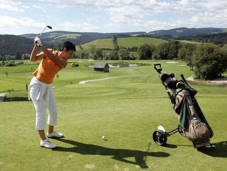 Golfplatz Almenland_Golferin_Oststeiermark | © Golfclub Almenland