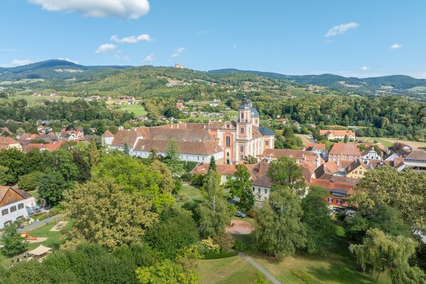 Schlosspark und Kirche Pöllau_Oststeiermark | © Helmut Schweighofer