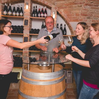 Kellerführung beim Weingut Schwarzl | © Katharina Schwarzl | Tine Zorec
