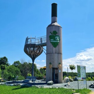 Begehbare Weinflasche mit Glas | © Gemeinde Bad Loipersdorf
