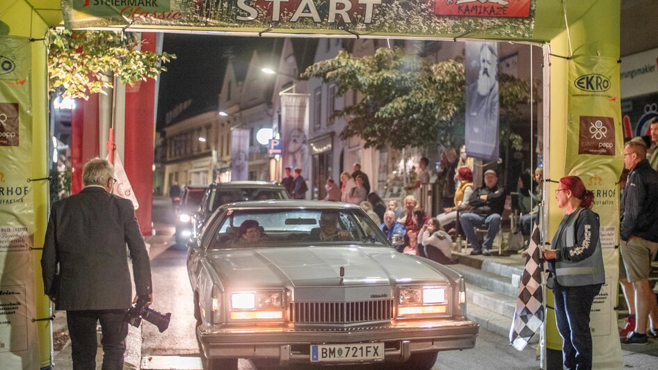 Teilnehmer fährt durch den Startbogen. | © HOSC Events OG