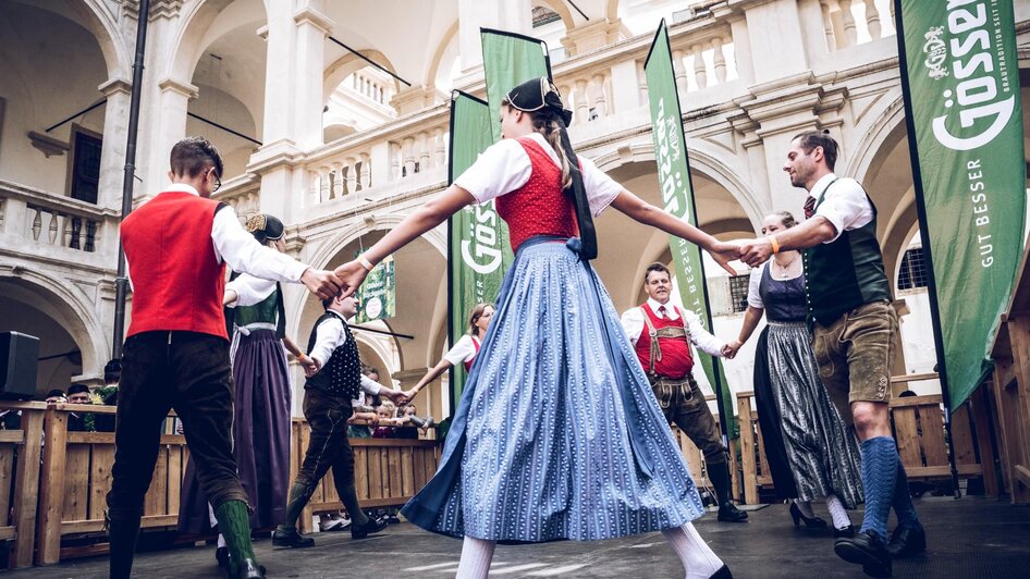 Volkstanz auf der Bühne beim Aufsteirern in Graz | © Ivents Kulturagentur-Ulrike Rauch