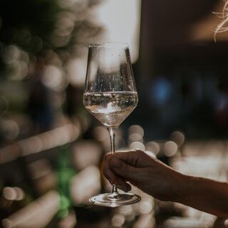 Anstoßen auf das Leben | © Lukas Elsneg